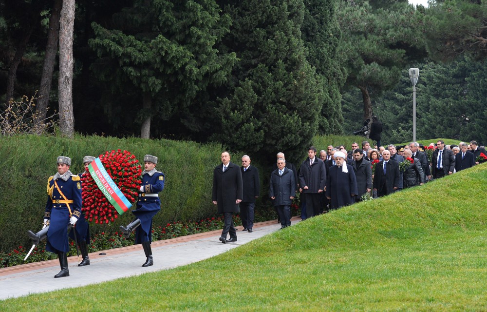 Prezident İlham Əliyev ümummilli lider Heydər Əliyevin məzarını ziyarət edib (ƏLAVƏ OLUNUB) (FOTO)
