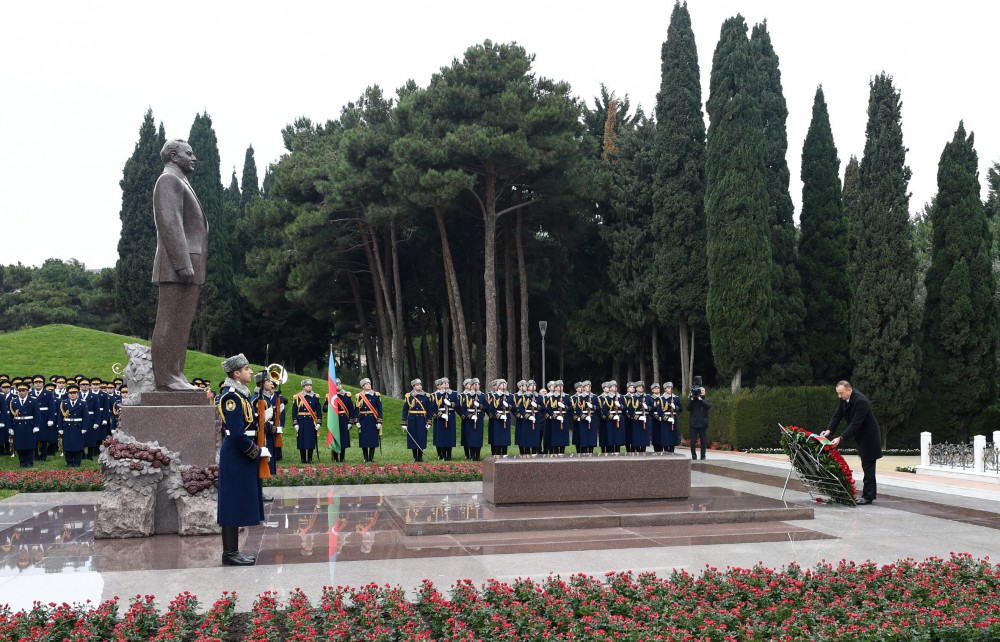 Prezident İlham Əliyev ümummilli lider Heydər Əliyevin məzarını ziyarət edib (ƏLAVƏ OLUNUB) (FOTO)