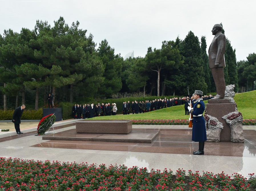 Prezident İlham Əliyev ümummilli lider Heydər Əliyevin məzarını ziyarət edib (ƏLAVƏ OLUNUB) (FOTO)