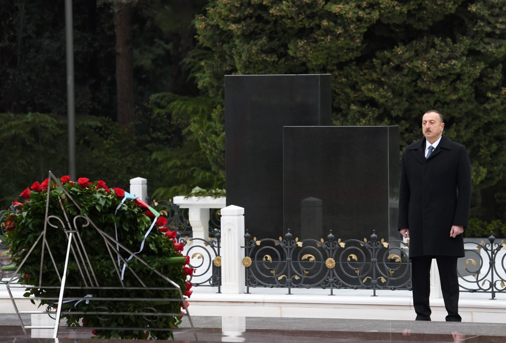 Prezident İlham Əliyev ümummilli lider Heydər Əliyevin məzarını ziyarət edib (ƏLAVƏ OLUNUB) (FOTO)