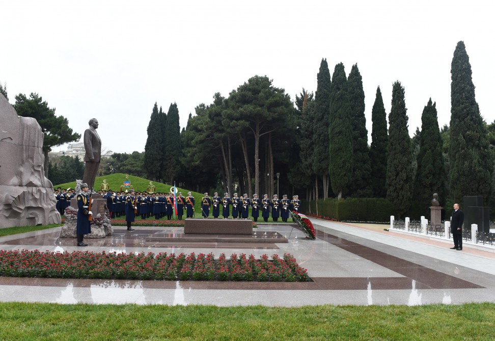 Prezident İlham Əliyev ümummilli lider Heydər Əliyevin məzarını ziyarət edib (ƏLAVƏ OLUNUB) (FOTO)
