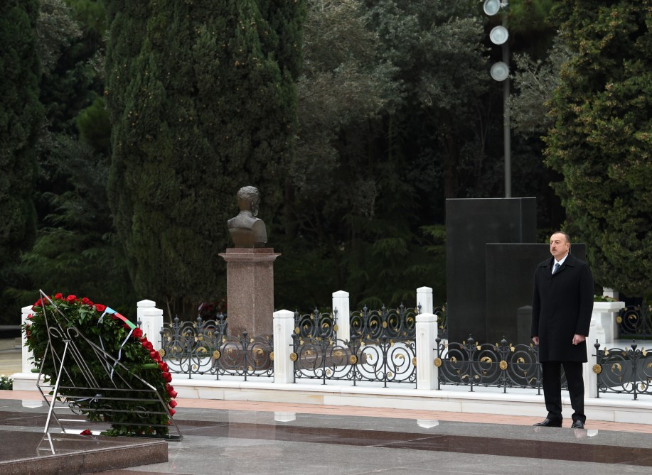 Prezident İlham Əliyev ümummilli lider Heydər Əliyevin məzarını ziyarət edib (ƏLAVƏ OLUNUB) (FOTO)