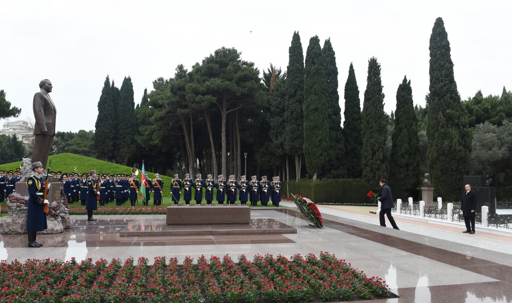 Prezident İlham Əliyev ümummilli lider Heydər Əliyevin məzarını ziyarət edib (ƏLAVƏ OLUNUB) (FOTO)