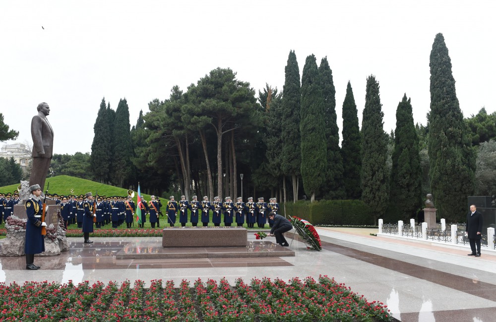 Prezident İlham Əliyev ümummilli lider Heydər Əliyevin məzarını ziyarət edib (ƏLAVƏ OLUNUB) (FOTO)