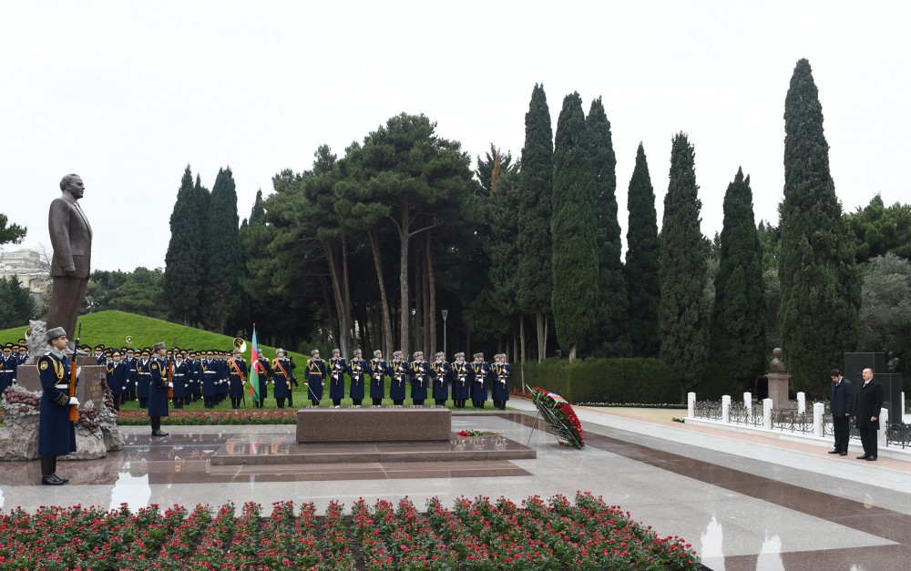 Prezident İlham Əliyev ümummilli lider Heydər Əliyevin məzarını ziyarət edib (ƏLAVƏ OLUNUB) (FOTO)