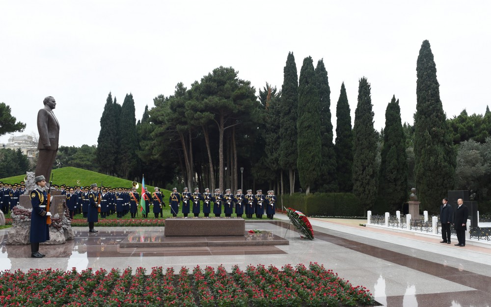 Prezident İlham Əliyev ümummilli lider Heydər Əliyevin məzarını ziyarət edib (ƏLAVƏ OLUNUB) (FOTO)