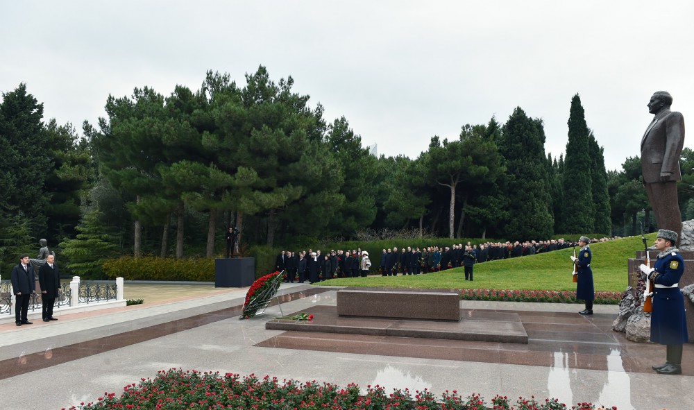 Prezident İlham Əliyev ümummilli lider Heydər Əliyevin məzarını ziyarət edib (ƏLAVƏ OLUNUB) (FOTO)