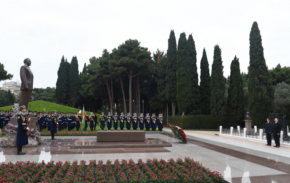 Prezident İlham Əliyev ümummilli lider Heydər Əliyevin məzarını ziyarət edib (ƏLAVƏ OLUNUB) (FOTO)