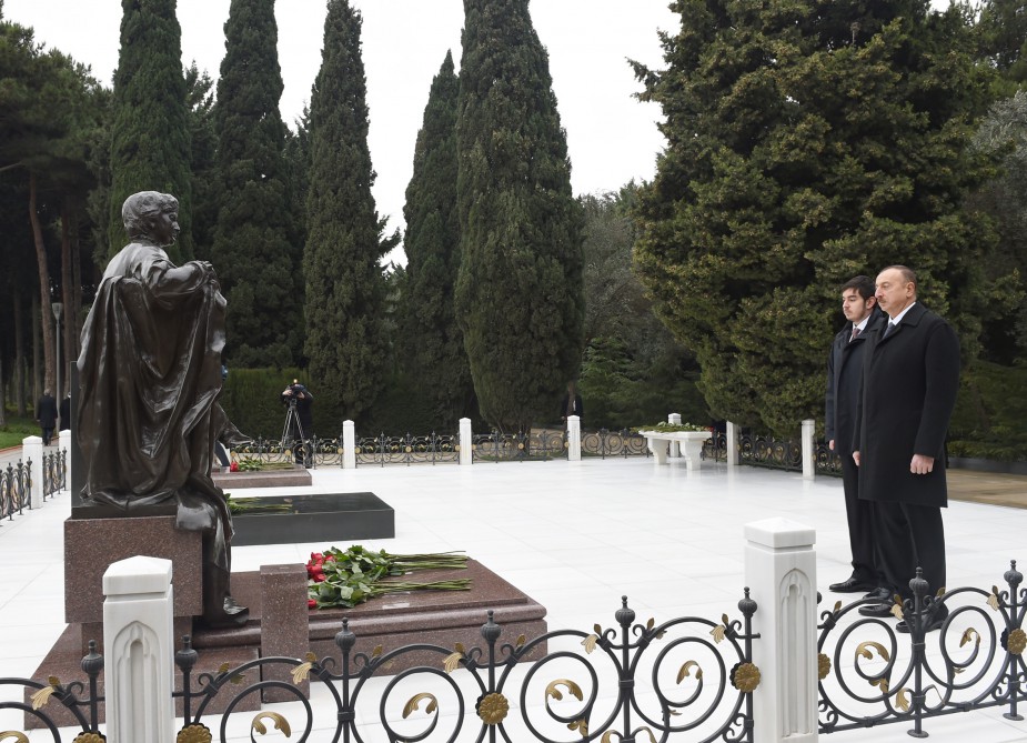 Prezident İlham Əliyev ümummilli lider Heydər Əliyevin məzarını ziyarət edib (ƏLAVƏ OLUNUB) (FOTO)