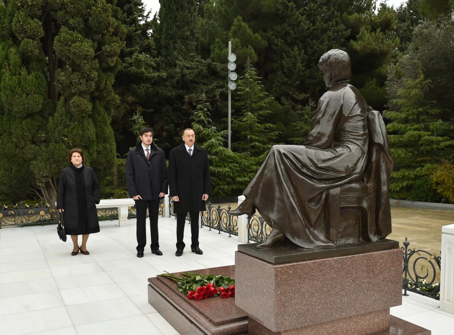 Prezident İlham Əliyev ümummilli lider Heydər Əliyevin məzarını ziyarət edib (ƏLAVƏ OLUNUB) (FOTO)