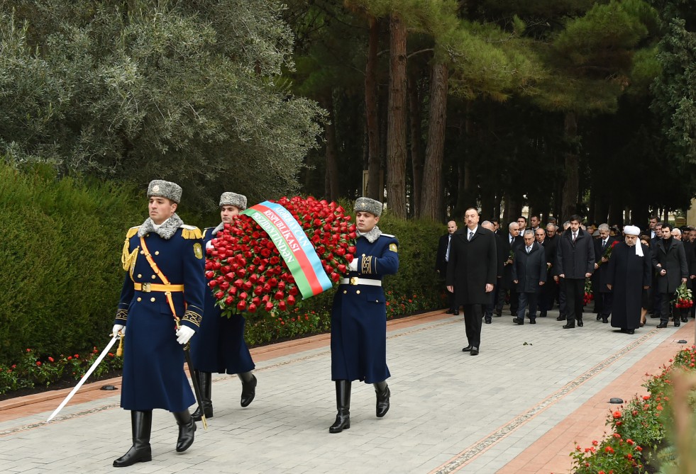 Prezident İlham Əliyev ümummilli lider Heydər Əliyevin məzarını ziyarət edib (ƏLAVƏ OLUNUB) (FOTO)