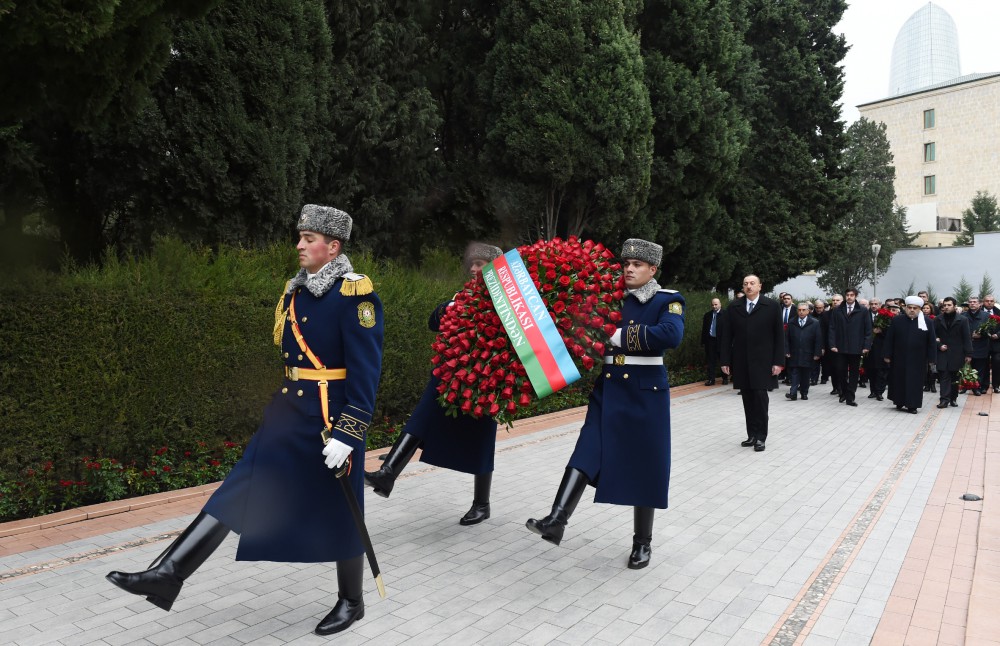 Prezident İlham Əliyev ümummilli lider Heydər Əliyevin məzarını ziyarət edib (ƏLAVƏ OLUNUB) (FOTO)