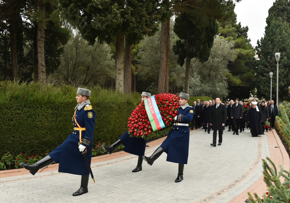 Prezident İlham Əliyev ümummilli lider Heydər Əliyevin məzarını ziyarət edib (ƏLAVƏ OLUNUB) (FOTO)