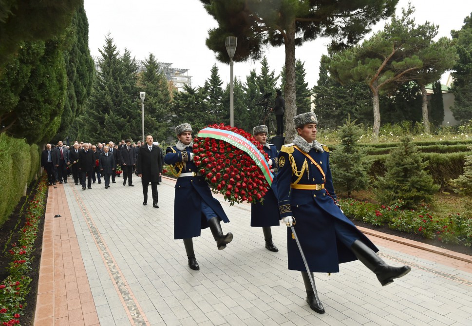 Prezident İlham Əliyev ümummilli lider Heydər Əliyevin məzarını ziyarət edib (ƏLAVƏ OLUNUB) (FOTO)