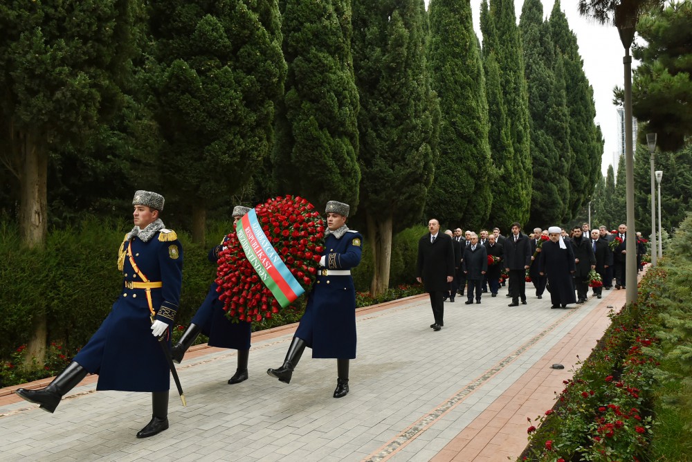 Prezident İlham Əliyev ümummilli lider Heydər Əliyevin məzarını ziyarət edib (ƏLAVƏ OLUNUB) (FOTO)