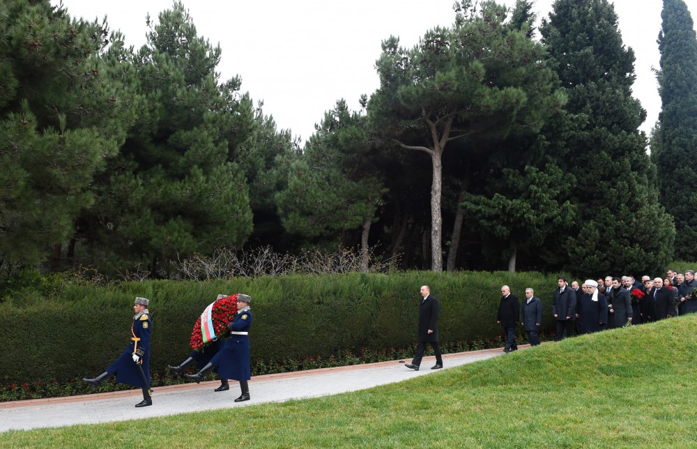 Prezident İlham Əliyev ümummilli lider Heydər Əliyevin məzarını ziyarət edib (ƏLAVƏ OLUNUB) (FOTO)