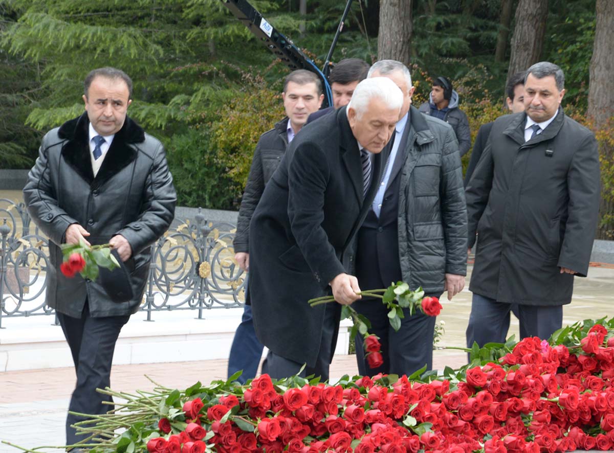 Azərbaycan ictimaiyyəti ulu öndər Heydər Əliyevin vəfatının ildönümündə Fəxri xiyabanı ziyarət edir (FOTO-VİDEO)