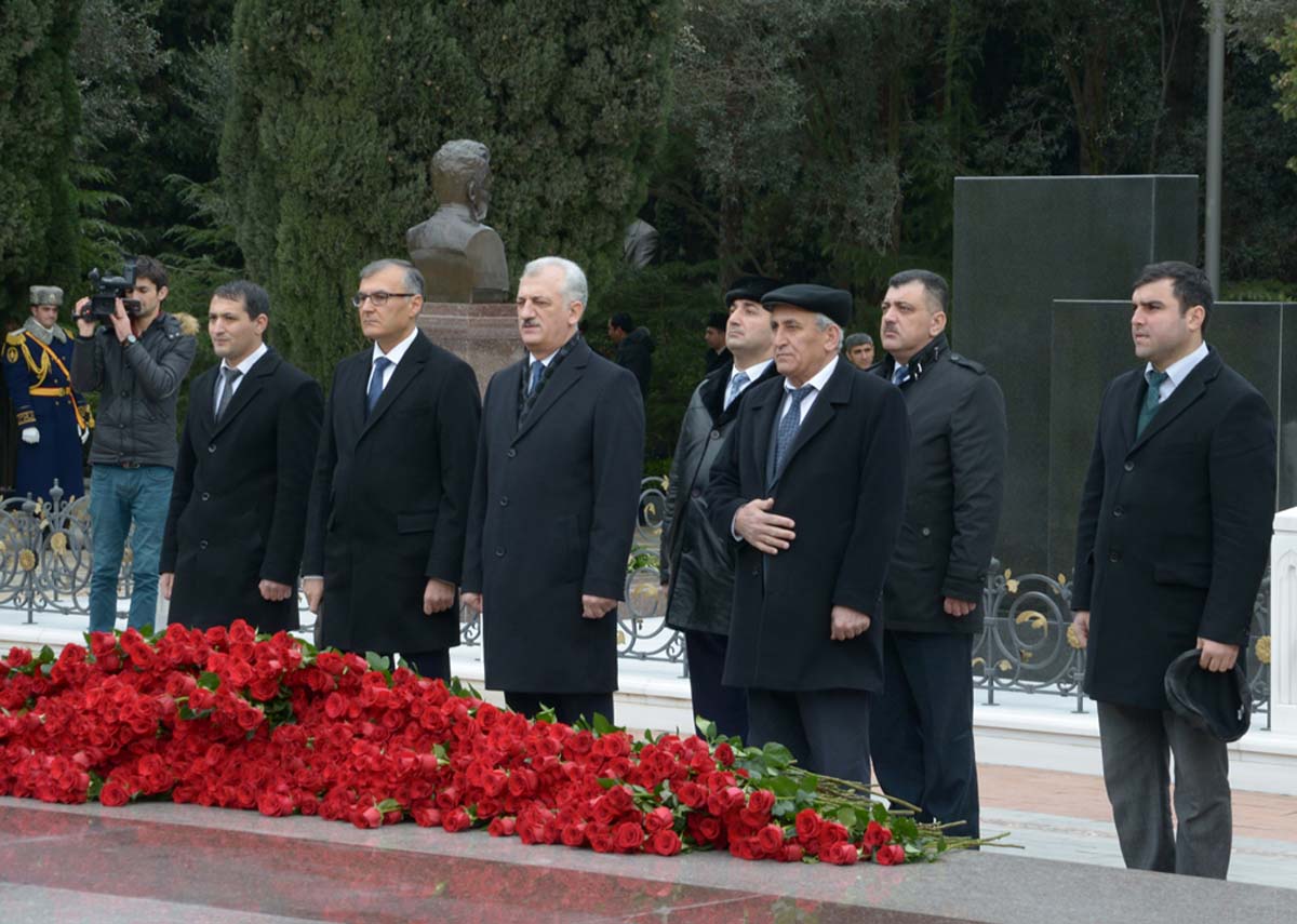 Azərbaycan ictimaiyyəti ulu öndər Heydər Əliyevin vəfatının ildönümündə Fəxri xiyabanı ziyarət edir (FOTO-VİDEO)