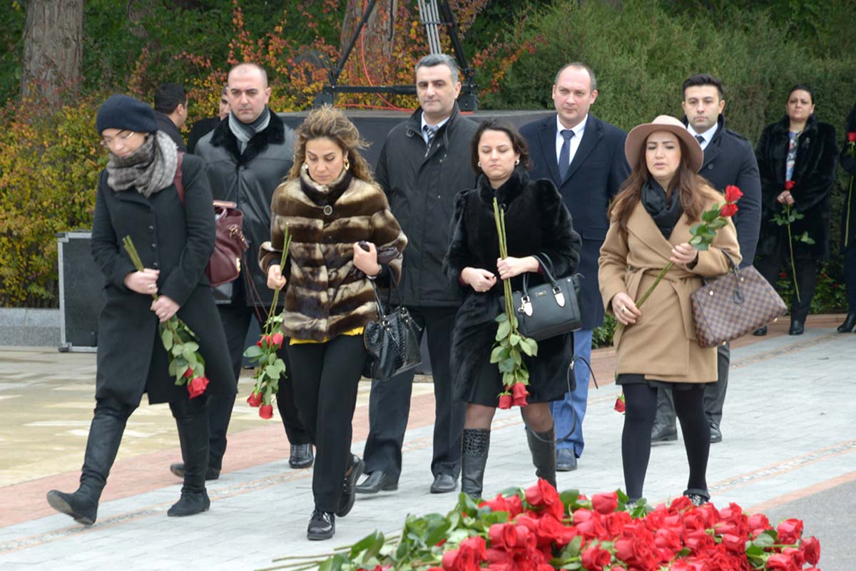 Azərbaycan ictimaiyyəti ulu öndər Heydər Əliyevin vəfatının ildönümündə Fəxri xiyabanı ziyarət edir (FOTO-VİDEO)