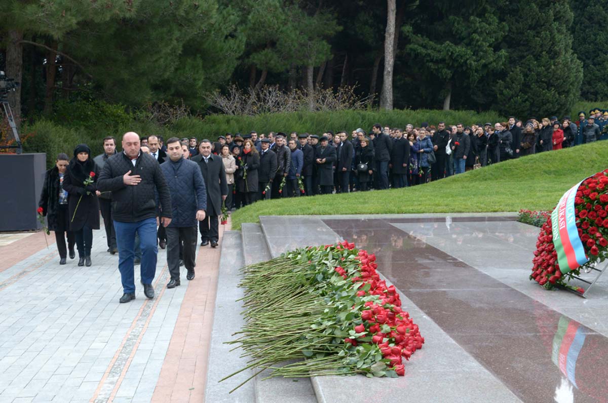 Azərbaycan ictimaiyyəti ulu öndər Heydər Əliyevin vəfatının ildönümündə Fəxri xiyabanı ziyarət edir (FOTO-VİDEO)