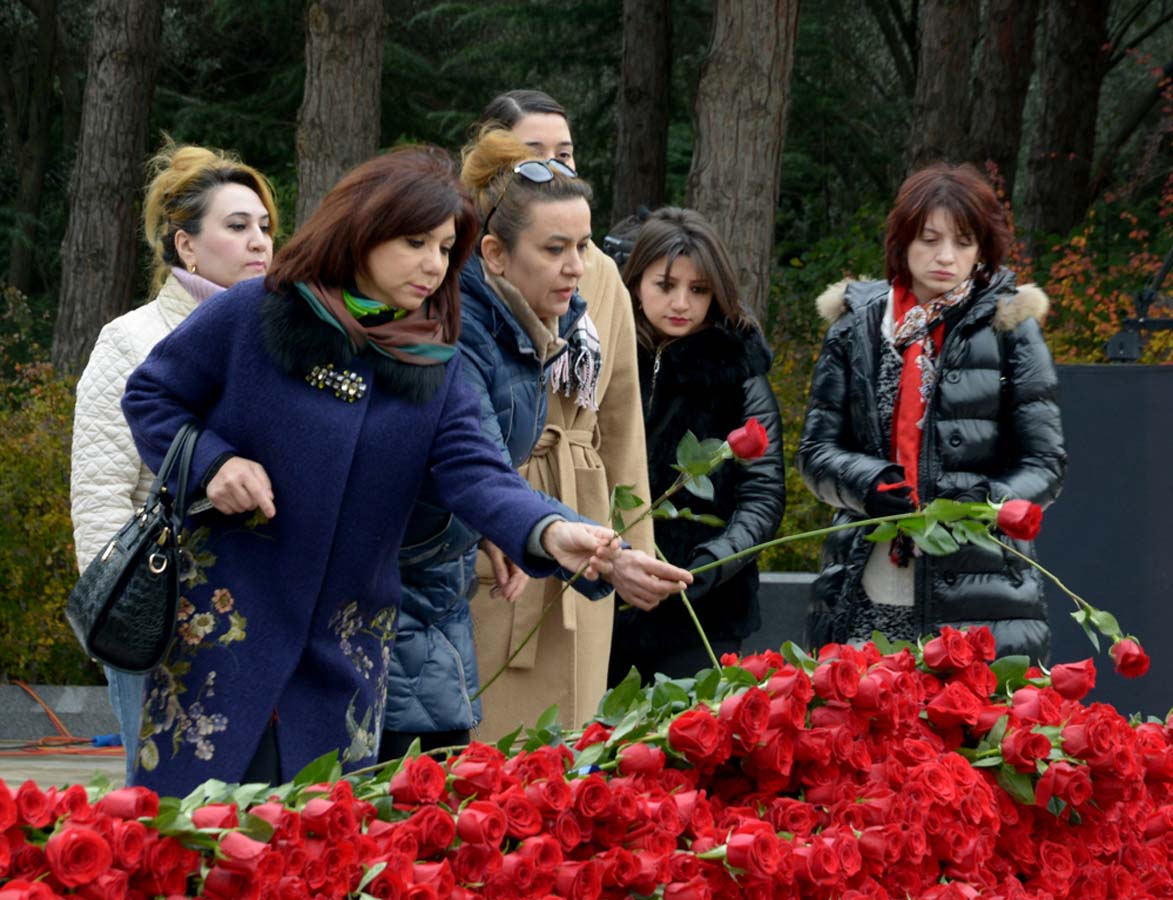 Azərbaycan ictimaiyyəti ulu öndər Heydər Əliyevin vəfatının ildönümündə Fəxri xiyabanı ziyarət edir (FOTO-VİDEO)