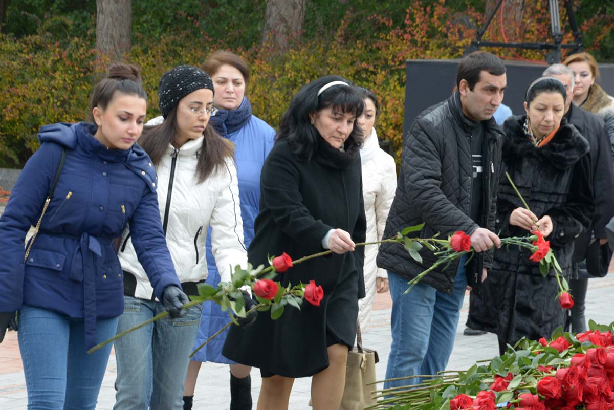 Azərbaycan ictimaiyyəti ulu öndər Heydər Əliyevin vəfatının ildönümündə Fəxri xiyabanı ziyarət edir (FOTO-VİDEO)