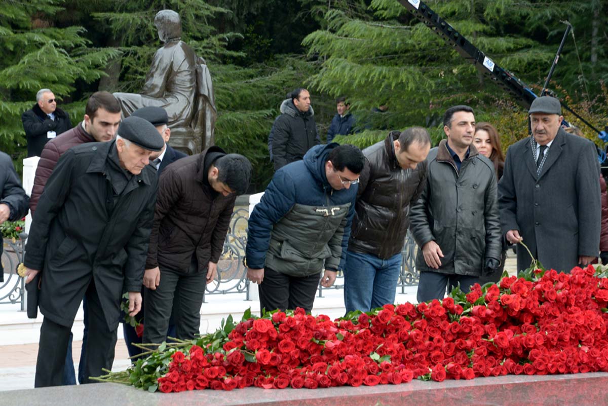 Azərbaycan ictimaiyyəti ulu öndər Heydər Əliyevin vəfatının ildönümündə Fəxri xiyabanı ziyarət edir (FOTO-VİDEO)