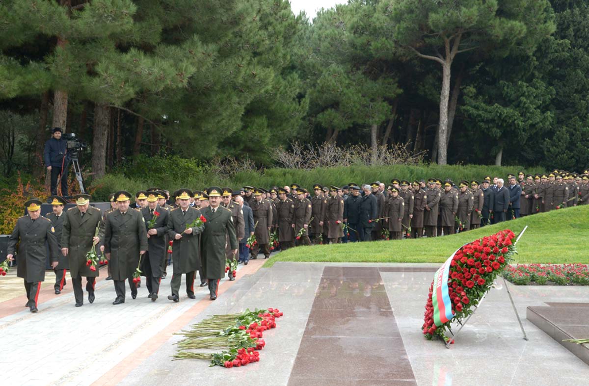 Azərbaycan ictimaiyyəti ulu öndər Heydər Əliyevin vəfatının ildönümündə Fəxri xiyabanı ziyarət edir (FOTO-VİDEO)