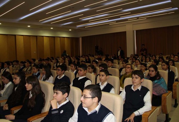 Bakıda yerli və xarici məktəbliləri Dədə Qorqud birləşdirdi (FOTO)
