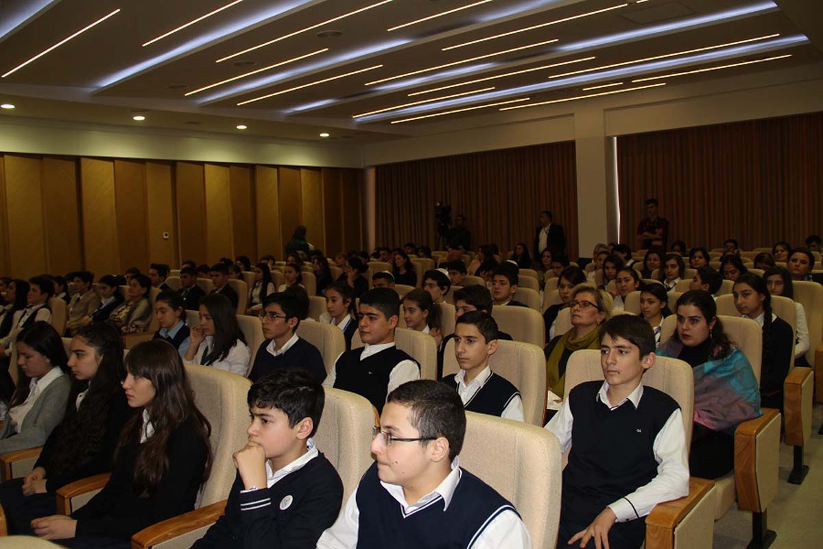 Bakıda yerli və xarici məktəbliləri Dədə Qorqud birləşdirdi (FOTO)