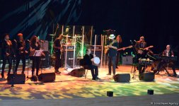 Heydər Əliyev Mərkəzində Stiven Siqalın konserti oldu (FOTO)