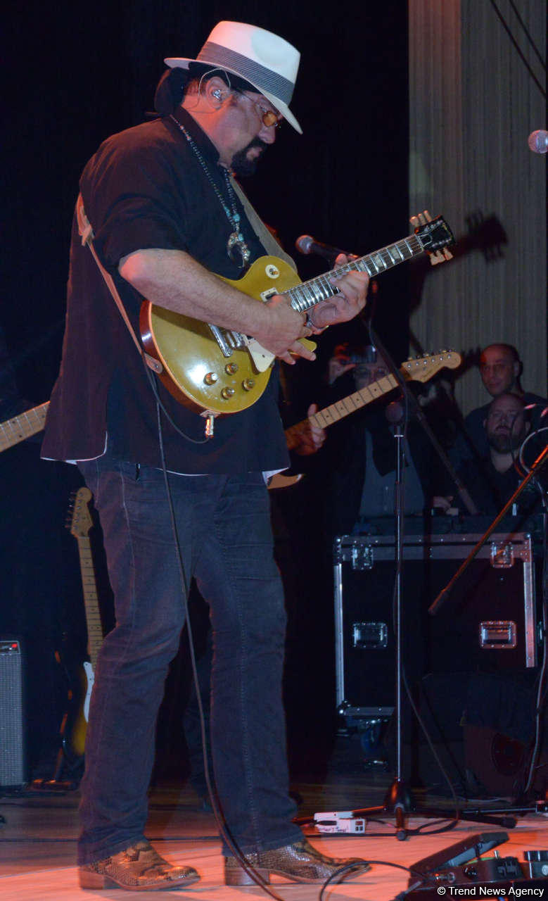 Heydər Əliyev Mərkəzində Stiven Siqalın konserti oldu (FOTO)