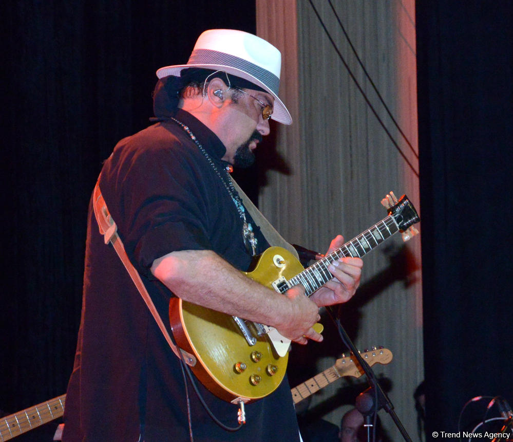 Heydər Əliyev Mərkəzində Stiven Siqalın konserti oldu (FOTO)