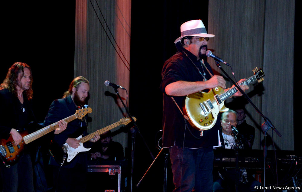 Heydər Əliyev Mərkəzində Stiven Siqalın konserti oldu (FOTO)