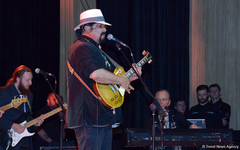 Heydər Əliyev Mərkəzində Stiven Siqalın konserti oldu (FOTO)