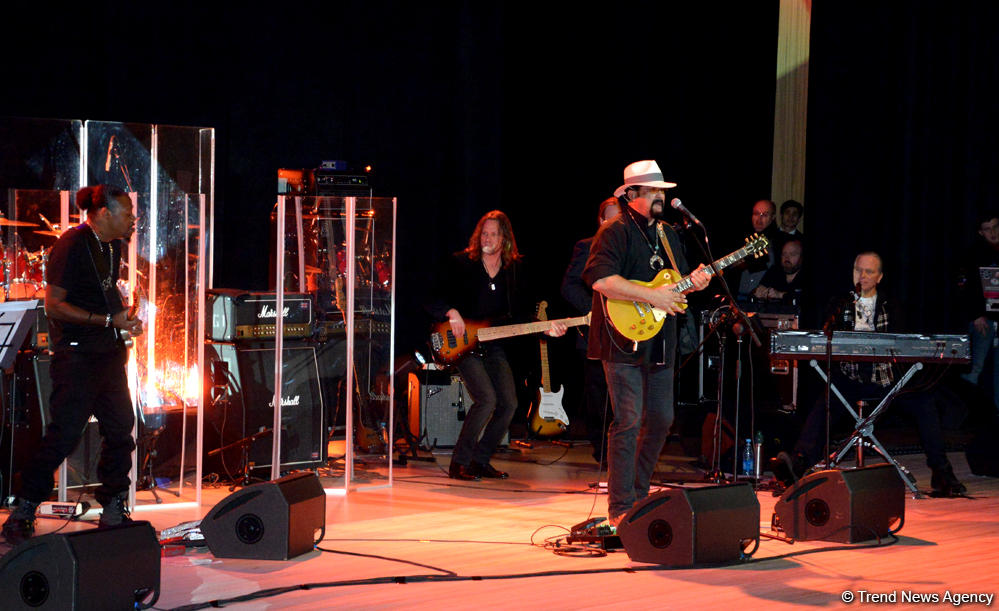 Heydər Əliyev Mərkəzində Stiven Siqalın konserti oldu (FOTO)