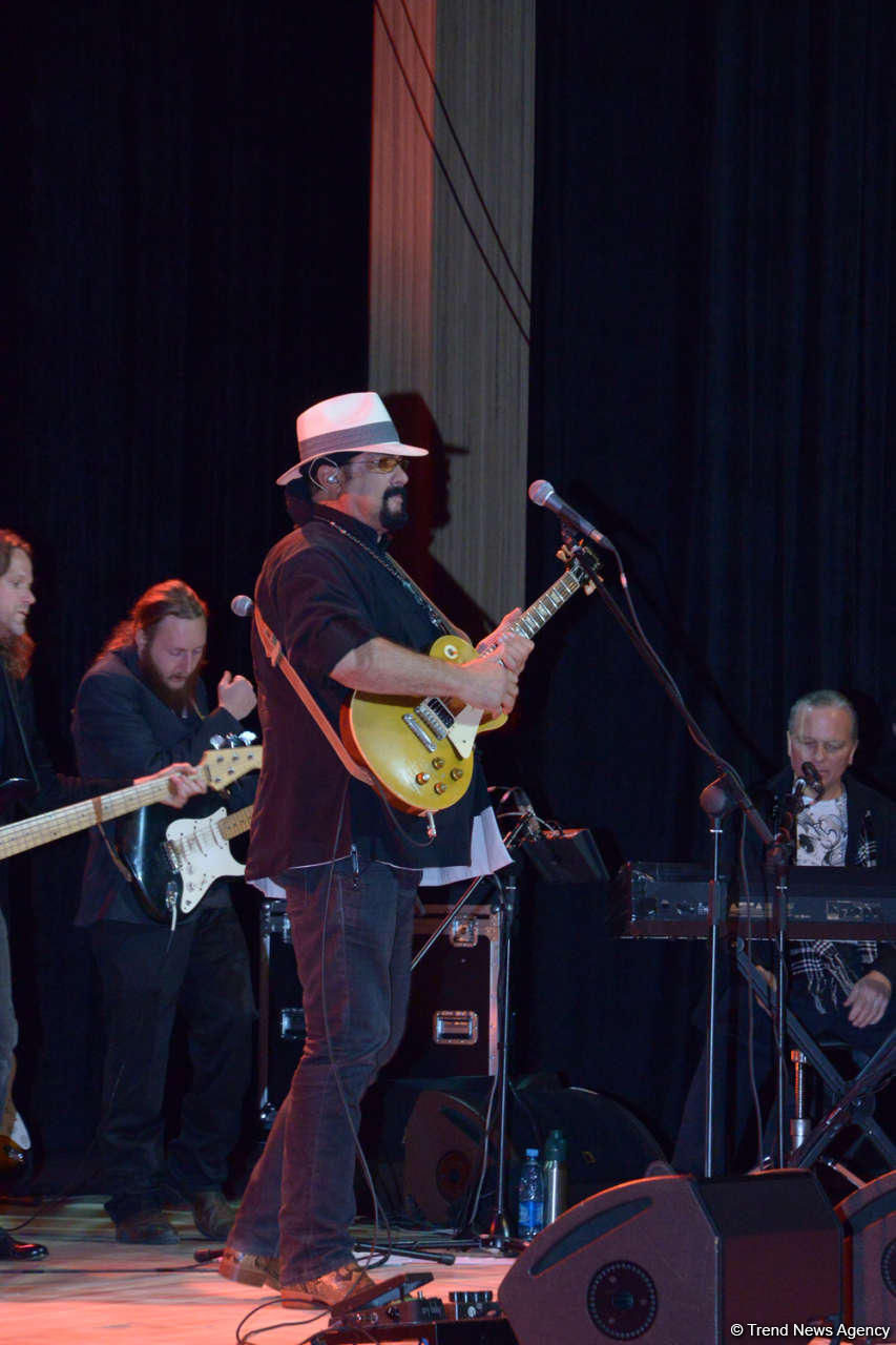 Heydər Əliyev Mərkəzində Stiven Siqalın konserti oldu (FOTO)