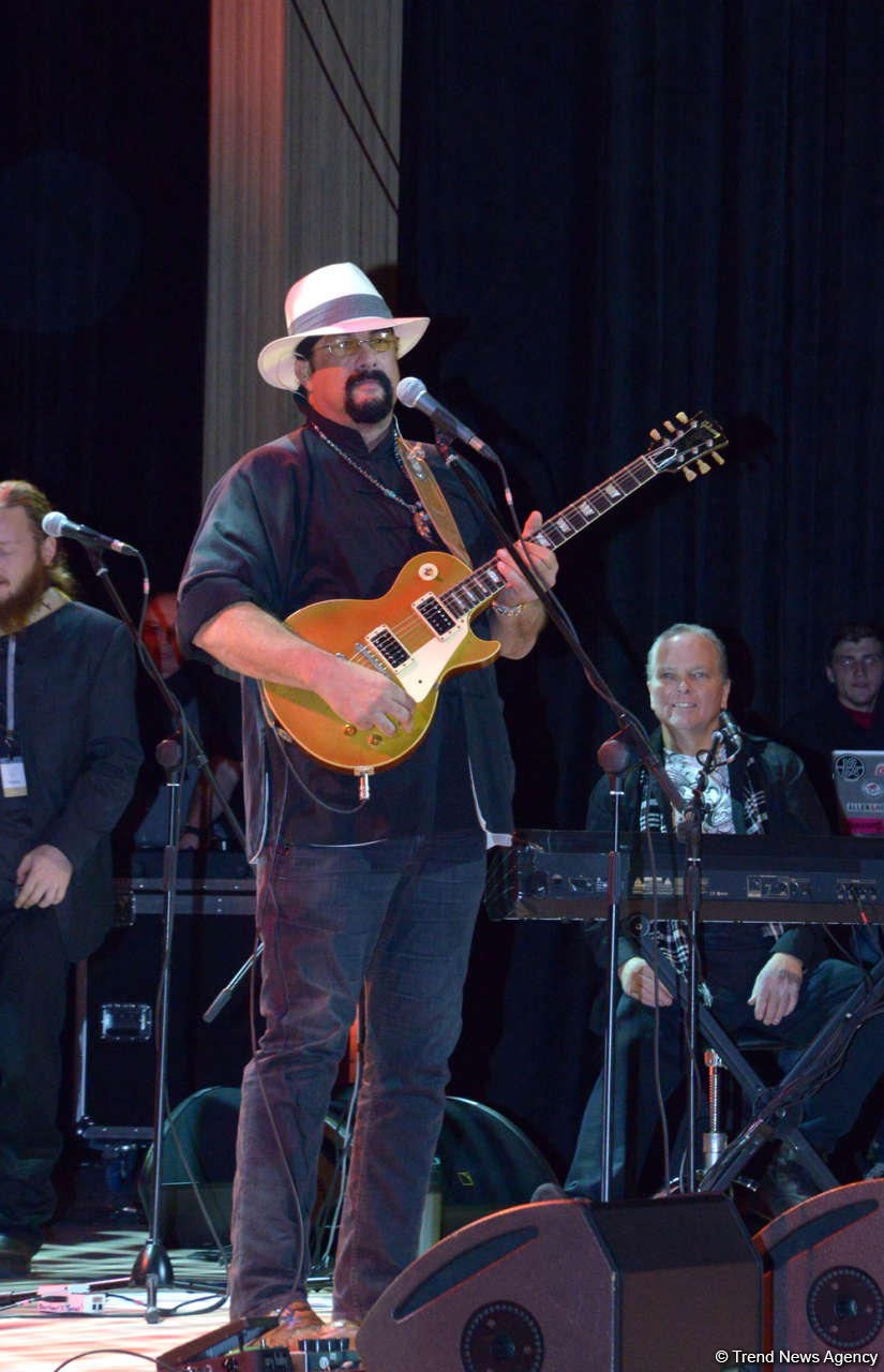 Heydər Əliyev Mərkəzində Stiven Siqalın konserti oldu (FOTO)