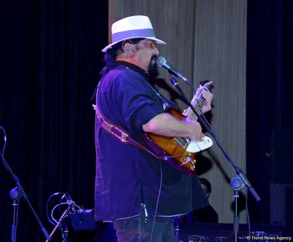 Heydər Əliyev Mərkəzində Stiven Siqalın konserti oldu (FOTO)