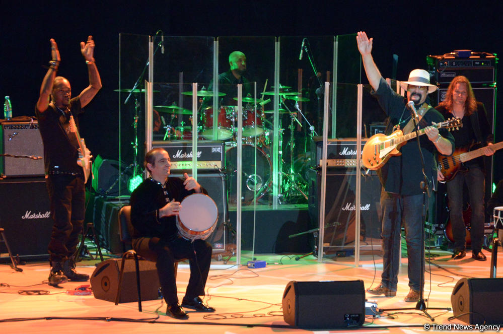 Heydər Əliyev Mərkəzində Stiven Siqalın konserti oldu (FOTO)