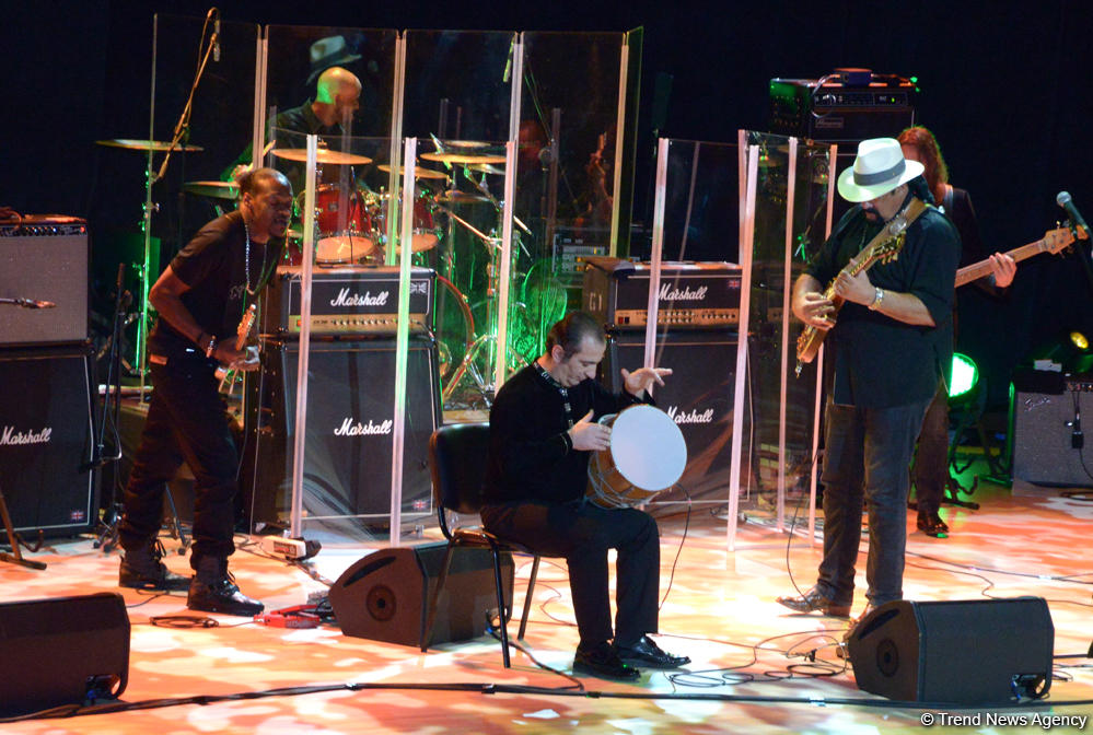 Heydər Əliyev Mərkəzində Stiven Siqalın konserti oldu (FOTO)