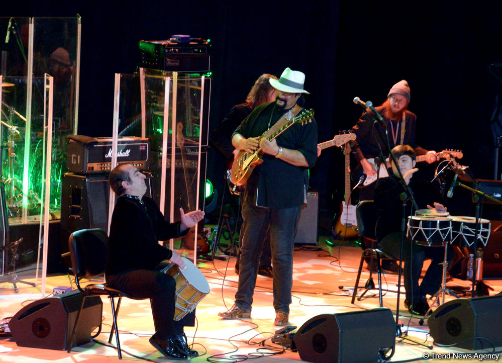 Heydər Əliyev Mərkəzində Stiven Siqalın konserti oldu (FOTO)