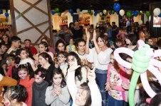 Mehriban Əliyeva Heydər Əliyev Fondunun təşəbbüsü ilə keçirilən uşaqlar üçün şənlikdə iştirak edib (FOTO)