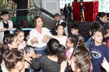Mehriban Əliyeva Heydər Əliyev Fondunun təşəbbüsü ilə keçirilən uşaqlar üçün şənlikdə iştirak edib (FOTO)