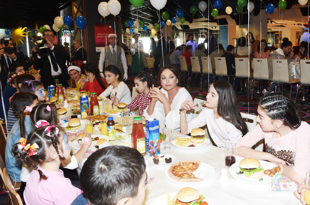Mehriban Əliyeva Heydər Əliyev Fondunun təşəbbüsü ilə keçirilən uşaqlar üçün şənlikdə iştirak edib (FOTO)