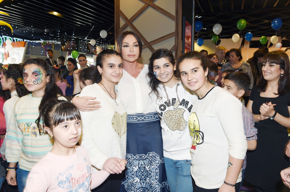 Mehriban Əliyeva Heydər Əliyev Fondunun təşəbbüsü ilə keçirilən uşaqlar üçün şənlikdə iştirak edib (FOTO)