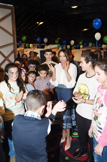 Mehriban Əliyeva Heydər Əliyev Fondunun təşəbbüsü ilə keçirilən uşaqlar üçün şənlikdə iştirak edib (FOTO)