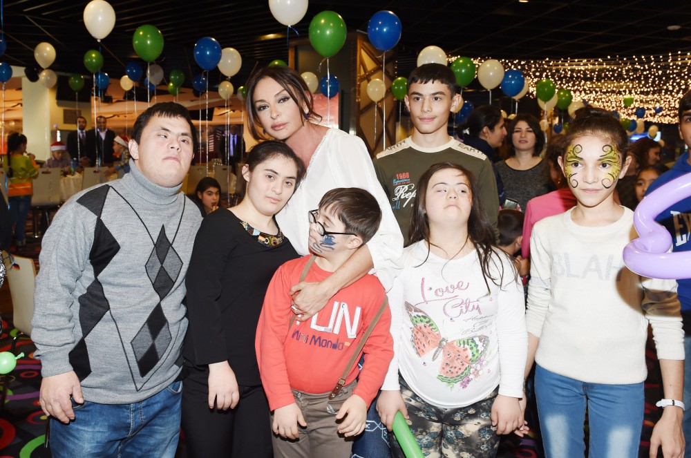 Mehriban Əliyeva Heydər Əliyev Fondunun təşəbbüsü ilə keçirilən uşaqlar üçün şənlikdə iştirak edib (FOTO)