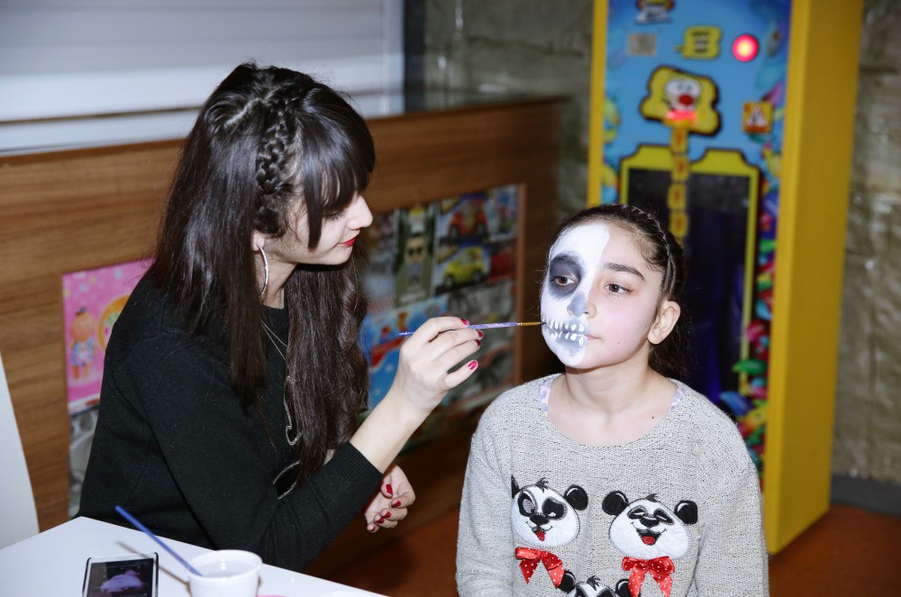 Mehriban Əliyeva Heydər Əliyev Fondunun təşəbbüsü ilə keçirilən uşaqlar üçün şənlikdə iştirak edib (FOTO)