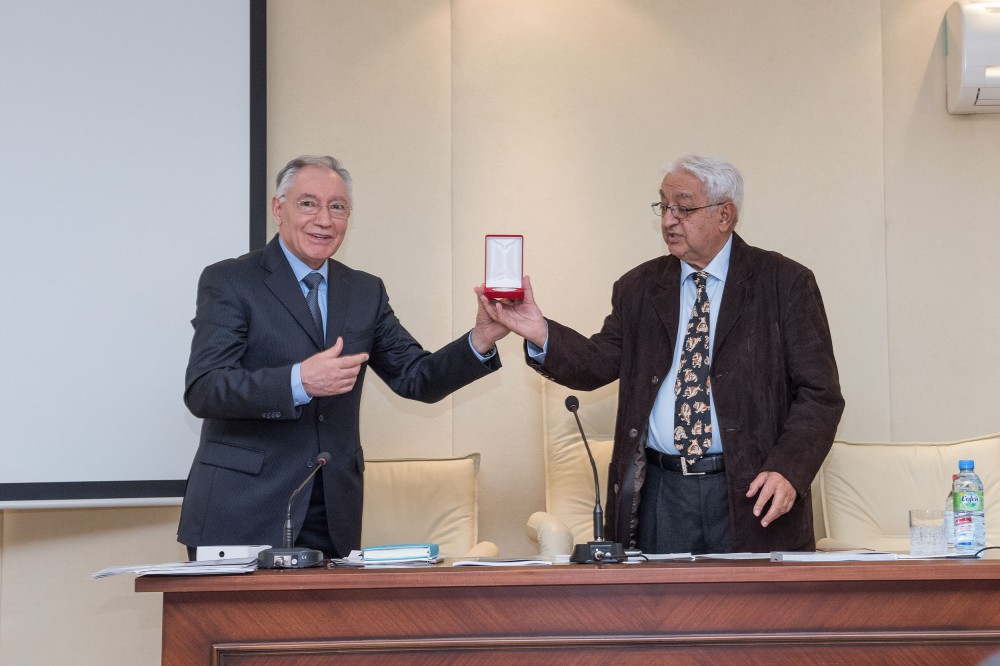 ​Akademik Arif Paşayev “İlin mühəndisi” fəxri diplomu və xatirə medalı ilə təltif olunub
